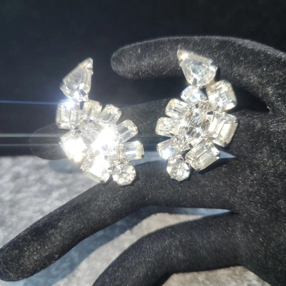Vintage wiess Clear Rhinestone Clip On Earrings Silver‎ Tone Crawler Fan Bridal